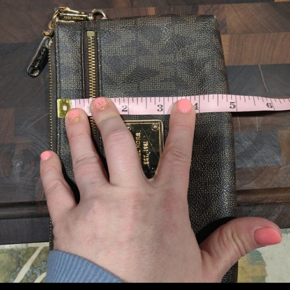 Micheal Kors Wristlet - Picture 11 of 12